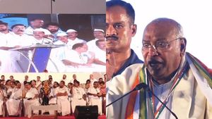 പ്രചാരണത്തിന് തുടക്കമിട്ട് കോണ്‍ഗ്രസ്; കേന്ദ്രം ഫെഡറലിസത്തെ തകര്‍ക്കുന്നുവെന്ന് ഖാര്‍ഗെ