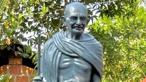 ഒന്‍പതര അടി ഉയരത്തില്‍ നാല്‍പതാം ഗാന്ധിശില്‍പവുമായി ഉണ്ണികാനായി