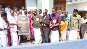 റീബില്‍ഡ് കേരളപദ്ധതിയുടെ ഭാഗമായി കണ്ണൂർ കിളിയന്തറയില്‍ പതിനഞ്ച് കുടുംബങ്ങള്‍ക്ക് വീടൊരുക്കി