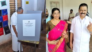 സമ്മതിദാനവകാശം വിനിയോഗിച്ച് നേതാക്കള്‍, മുഖ്യമന്ത്രിയും മന്ത്രിമാരും വോട്ട് ചെയ്തു