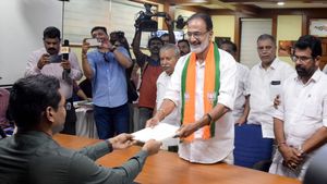 എന്‍ഡിഎക്ക് അനുകൂല സാഹചര്യമെന്ന് രഘുനാഥ്; നാമനിര്‍ദേശ പത്രിക സമര്‍പ്പിച്ചു