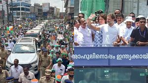 വയനാട്ടിനെ ഇളക്കി മറിച്ച് രാഹുല്‍ എത്തി, ഒപ്പം പ്രിയങ്കയും, ആവേശമായി റോഡ് ഷോ, പത്രിക സമര്‍പ്പിച്ചു