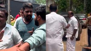 തെരുവില്‍ തല്ലിയ കെപിസിസി അംഗമുള്‍പ്പെടെ ആറുപേര്‍ക്കെതിരെ പൊലീസ് കേസെടുത്തു
