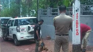 ബോംബുകള്‍ റോഡിലെറിഞ്ഞ് പൊട്ടിച്ചു; പൊലീസ് നേതൃത്വത്തില്‍ സര്‍വ്വകക്ഷി സമാധാന യോഗം