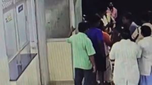 ​ഗുളിക പരിശോധിച്ചില്ലെന്ന് പറഞ്ഞ് പ്രശ്നം;  കൊല്ലത്ത് വനിതാ ഡോക്ടറുടെ മുഖത്തടിച്ചതായി പരാതി