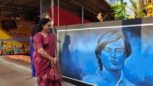 മകനേ നിനക്കായി; അകാലത്തിൽ പൊലിഞ്ഞ മകന്റെ ഓർമ്മക്കായി തെരുവിൽ ചിത്രമൊരുക്കി അമ്മ 