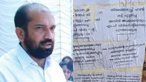 'തിരഞ്ഞെടുപ്പ് ഫണ്ട് കട്ട് പുട്ടടിച്ച അനിൽ അക്കരയെ പുറത്താക്കുക'; തൃശൂരിൽ പോസ്‌റ്റർ യുദ്ധം മുറുകുന്നു 
