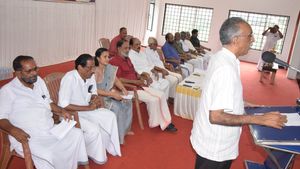 ഭരണഘടനയെ ചവിട്ടിമെതിച്ചവരാണ് ഇപ്പോൾ  അപ്പോസ്തലന്മാരായി വരുന്നത്'; എമർജൻസി വിക്സിംസ് അസോസിയേഷൻ സെമിനാർ