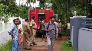 കതിരൂരില്‍ വീട്ടിനുള്ളില്‍ വന്‍ തീപിടിത്തം ഒന്നാം നിലയിലെ കിടപ്പുമുറി കത്തിനശിച്ചു