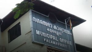 അനധികൃത ബോര്‍ഡുകള്‍ക്കെതിരെ വാളെടുത്ത് കളമശ്ശേരി നഗരസഭ, ജിയോയ്ക്കും എയര്‍ടെല്ലിനും പണികിട്ടി