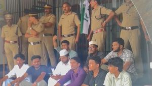 കണ്ണൂര്‍ സര്‍വ്വകലാശാലയില്‍ വീണ്ടും ചോദ്യപേപ്പര്‍ വിവാദം; ചോദ്യങ്ങള്‍ മാറി നല്‍കിയ പരീക്ഷ മാറ്റി