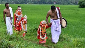 കര്‍ക്കിടകത്തിലെ ആധിയും വ്യാധിയുമകറ്റാന്‍ കണ്ണൂരിലെ ഗ്രാമങ്ങളില്‍ ആടിവേടനെത്തി