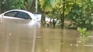 ബെംഗളൂരില്‍ നിന്നും വരികയായിരുന്ന കാര്‍ റോഡരികിലെ തോട്ടിലെ വെള്ളക്കെട്ടില്‍ മുങ്ങി