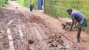 കണ്ണൂർ ഇരിട്ടിയിൽ റോഡിലെ വെള്ളക്കെട്ട് ഒഴിവാക്കാൻ ഒറ്റയാൾ പോരാട്ടവുമായി അറുപത്തഞ്ചു വയസുകാരൻ