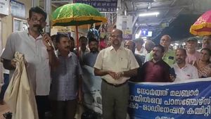 ഷൊര്‍ണൂരിനും കണ്ണൂരിനുമിടയില്‍ സ്പെഷ്യല്‍ ട്രെയിന്‍ സര്‍വീസ് തുടങ്ങി; കണ്ണൂര്‍ റെയില്‍വെ സ്റ്റേഷനില്‍ സ്വീകരണം