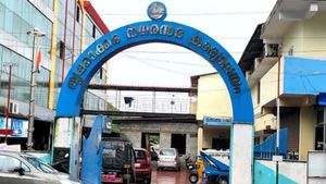 നഗരസഭയുടെ കടുത്ത നടപടി, തൃക്കാക്കരയില്‍ നഗരസഭ ഫ്‌ളെക്‌സ് ബോര്‍ഡുകള്‍ നീക്കം ചെയ്തു