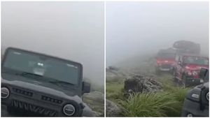 കനത്ത മഴ; അനധിക‍ൃതമായി ഓഫ് റോഡ് ട്രക്കിം​ഗിന് എത്തിയ 27 വാ​ഹനങ്ങൾ ഇടുക്കിയിലെ മല മുകളിൽ കുടുങ്ങി