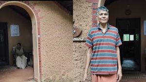 മണ്‍വീടും വനവുമായി കണ്ണൂരിലെ ജൈവകര്‍ഷകനും കുടുംബവും