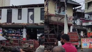 കനത്ത മഴയില്‍ കല്‍പ്പറ്റ നഗര മധ്യത്തിലെ കെട്ടിടം തകര്‍ന്നു വീണു, ആളപായമില്ല