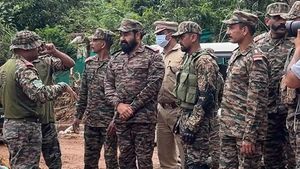 മോഹൻലാൽ വയനാട്ടിൽ; എത്തിയത് സൈനിക യൂണിഫോമിൽ; ദുരിതാശ്വാസക്യാംപുകൾ സന്ദർശിക്കും