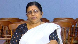 മന്ത്രിയുടെ നിലപാട് തിരുത്തി വനിതാ കമ്മിഷന്‍; ഹേമ കമ്മിറ്റി റിപ്പോർട്ടില്‍ പരാതിയില്ലാതെ കേസ് എടുക്കാനാകില്ല