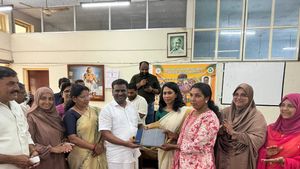 ഹരിത കര്‍മ്മ സേനാംഗങ്ങള്‍ക്ക് ഓണക്കോടിയുമായി കണ്ണൂര്‍ കോര്‍പറേഷന്‍