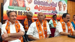 നടന്‍ കോഴിക്കോട് നാരായണന്‍ നായർ ബിജെപിയില്‍ ചേർന്നു: പാർട്ടി അംഗത്വം സ്വീകരിച്ചു