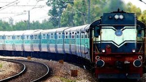 റെയിൽവെ പോലിസിന്റെ ജാഗ്രത; ട്രെയിനിൽ നിന്നും വീണ യാത്രക്കാരി അത്ഭുകരമായി രക്ഷപ്പെട്ടു