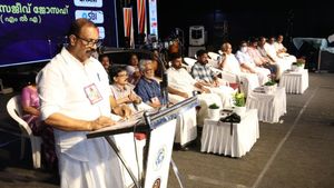 ആട്ടം ബാന്‍ഡിനൊപ്പം ആടി തിമിര്‍ത്ത് ജനക്കൂട്ടം. കനത്ത മഴയിലും കളറായി കണ്ണൂര്‍ ദസറ