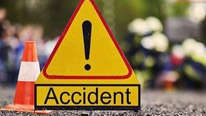 തിരുവനന്തപുരം ആര്യനാട് നിയന്ത്രണം വിട്ട സ്കൂള്‍ ബസ് മരത്തിലിടിച്ചു: 12 വിദ്യാർത്ഥികള്‍ക്ക് പരിക്ക്