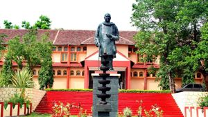 കലാമണ്ഡലത്തിലെ കൂട്ടപിരിച്ചുവിടൽ; പ്രതിഷേധം ശക്തമാവുന്നു, അസാധാരണ നടപടിയെന്ന് വിമർശനം