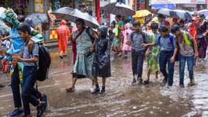വെള്ളക്കെട്ട് രൂക്ഷം, ശക്തമായ കാറ്റും മഴയും; തൃശൂർ ജില്ലയിലെ വിദ്യാഭ്യാസ സ്ഥാപനങ്ങൾക്ക് നാളെ അവധി 
