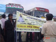 இலங்கை படுகொலைகள்-சாலை மறியல், ஸ்தம்பித்த தமிழக-கர்நாடக போக்குவரத்து!