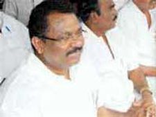 மாஜி அமைச்சர் என்.கே.கே.பி. ராஜா-மனைவிக்கு அரிவாள் வெட்டு