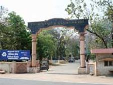 கோவை மருத்துவ கல்லூரியில் நிர்வாண ராகிங்-  4 மாணவர்கள் கைது