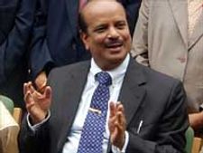 நீதிமன்றத்துக்குள் வழக்கறிஞர்கள் போராட்டம்-நீதிபதி தினகரன் வெளிநடப்பு