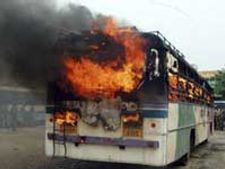 ஆந்திராவில் தொடர்ந்து கலவரம்: தமிழக பஸ்கள்  நிறுத்தம்-திருப்பதியில் கூட்டம் குறைந்தது!