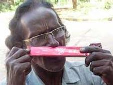 மூக்கால் மவுத் ஆர்கன் வாசிக்கும் புதுவைக் கலைஞர் இராசாராமன்  - முனைவர் மு.இளங்கோவன்