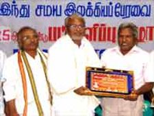 இசைவாணர் குல் முக்ம்மதுவுக்கு வாழ்நாள் சாதனையாளர் விருது வழங்கப்பட்டுள்ளது.