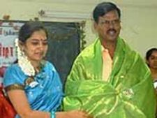 பெண்களுக்கு இலக்கணம் வகுத்த கவிஞர்கள் ஆண்களுக்கு ஏன்  வகுக்கவில்லை?-தமிழச்சி கேள்வி