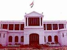 அரசை டிஸ்மிஸ் செய்ய கோரி அதிருப்தி பாஜக எம்எல்ஏக்கள் போராட்டம்!