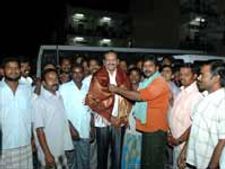 துபாயில் தமிழக தொழிலாளர்களை சந்தித்த எம்.எல்.ஏ. பீட்டர் அல்போன்ஸ் 