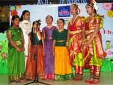 துபாயில் பர்வீன் சுலாதானாவுக்கு தமிழ்ப் புயல் விருது: தமிழ்த்துளி மன்றம் வழங்கியது