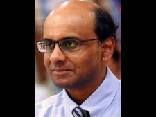 சிங்கப்பூர் துணை பிரதமராக தமிழரான தர்மன் சண்முகரட்ணம் தேர்வு !