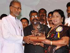 துபாய் தமிழ்த்தேர் ஐந்தாம் ஆண்டு விழாவில் நடிகை மனோரமாவுக்கு விருது