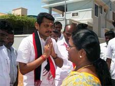 கரூரில் நடந்தே சென்று வாக்காளர்களுக்கு நன்றி தெரிவிக்கும் அமைச்சர் செந்தில் பாலாஜி 