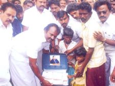 முதல் மாத சம்பளத்தை தற்கொலை செய்து கொண்ட பெண்ணின் குழந்தைகளுக்கு வழங்கிய அதிமுக எம்.எல்.ஏ 