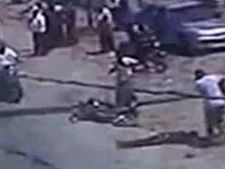 கோவையில் நடுரோட்டில் துடிக்க துடிக்க வாலிபர் கொலை: வேடிக்கை பார்த்த மக்கள் 