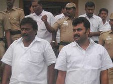 நிலமோசடி வழக்கு- கரூர் திமுக முன்னாள் மாவட்டச் செயலாளரின் கணவர், தம்பி கைது
