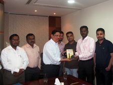 துபாயில் ஜமால் முஹம்மது கல்லூரி முன்னாள் மாணவர் சங்க செயற்குழு கூட்டம், கவிதை நூல் வெளியீடு